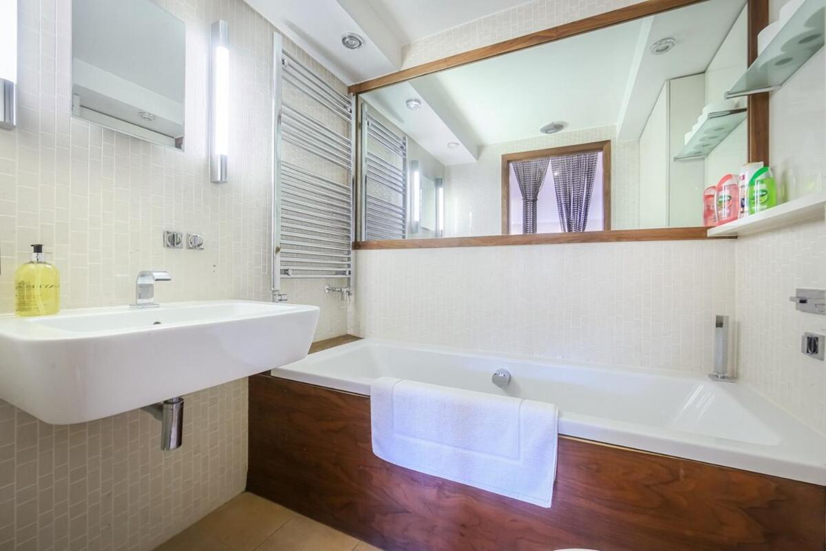 Large Luxurious Private Terrace - For 6 *